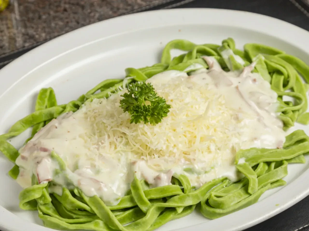 Fetuccini Espinaca con Salsa Alfredo