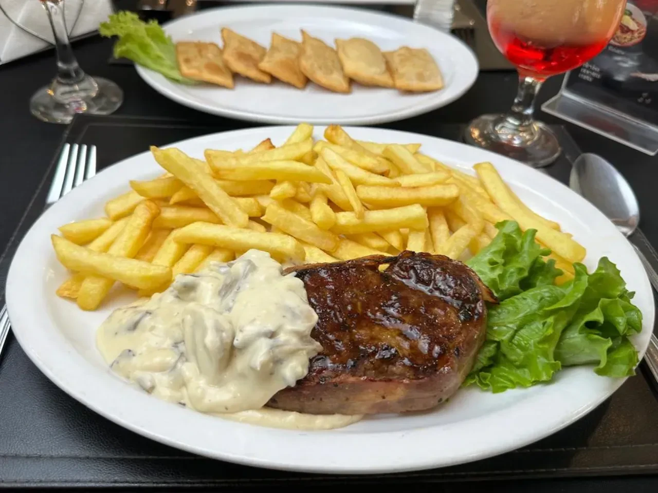 Lomo al Tocino con Salsa de Champiñón y Papas Fritas