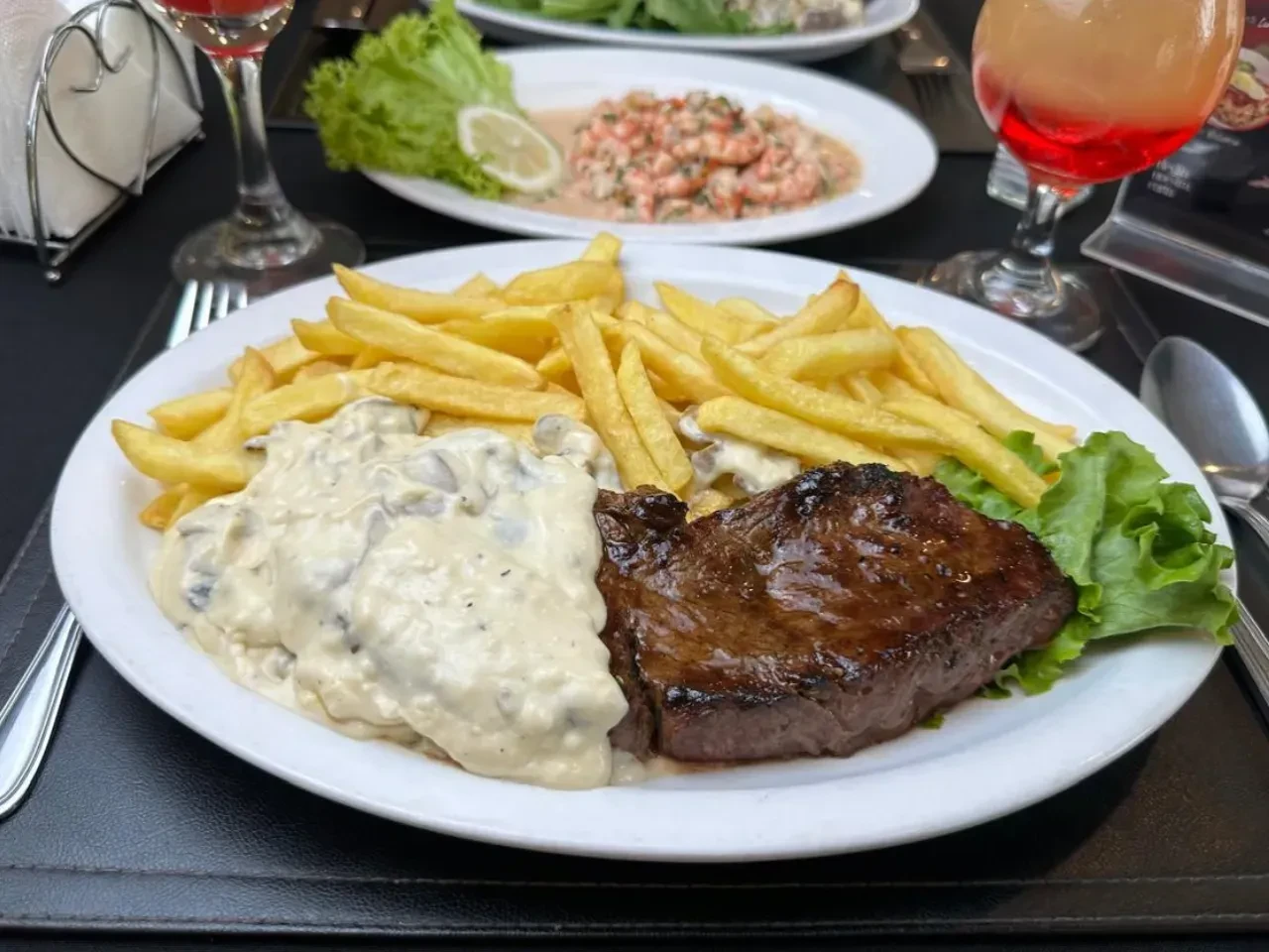 Asiento Parrillero Con Salsa De Champiñon Y Papas Fritas