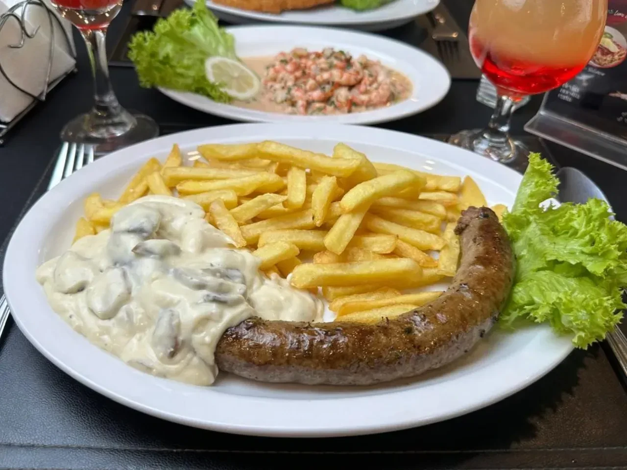 Chorizo Con Salsa Champiñon y Papas Fritas